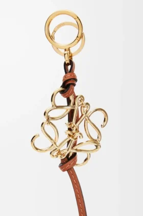 Dana Derisinden Anagram Charm