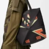 Nappa Dana Derisinden Futurist Cat Orta Boy Puzzle Fold Tote çantası Nappa Dana Derisinden Futurist Cat Orta Boy Puzzle Fold Tote çantası