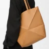 Parlak Dana Derisinden Orta Boy Puzzle Fold Tote çantası Parlak Dana Derisinden Orta Boy Puzzle Fold Tote çantası