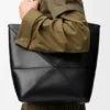 Parlak Dana Derisinden Orta Boy Puzzle Fold Tote çantası Parlak Dana Derisinden Orta Boy Puzzle Fold Tote çantası