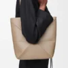 Parlak Dana Derisinden Orta Boy Puzzle Fold Tote çantası Parlak Dana Derisinden Orta Boy Puzzle Fold Tote çantası