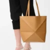 Parlak Dana Derisinden Orta Boy Puzzle Fold Tote çantası Parlak Dana Derisinden Orta Boy Puzzle Fold Tote çantası