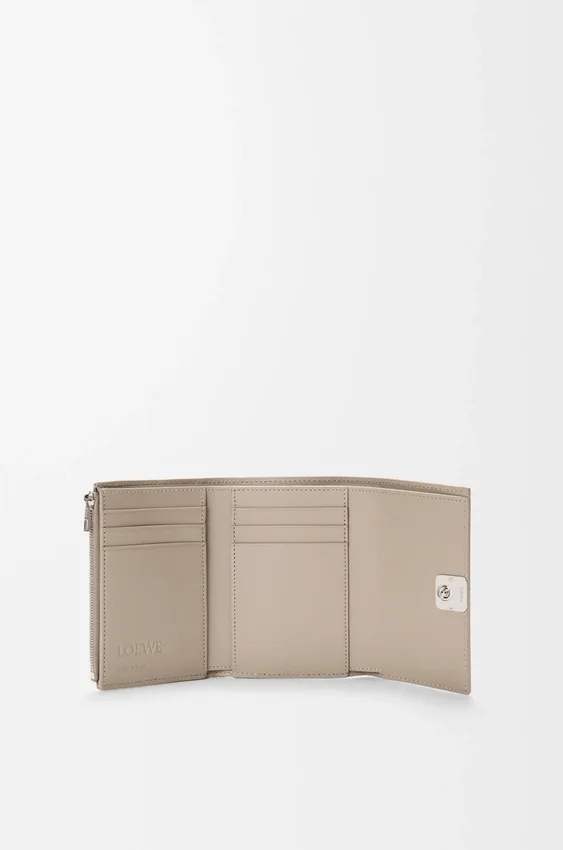 Pebble Desenli Dana Derisinden Anagram Küçük Dikey Cüzdan Pebble Desenli Dana Derisinden Anagram Küçük Dikey Cüzdan