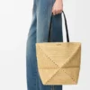 Rafya’dan Orta Boy Puzzle Fold Tote çantası Rafya’dan Orta Boy Puzzle Fold Tote çantası