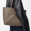 Yumuşak Damarlı Dana Derisinden Orta Boy Yatay Puzzle Fold Tote Çantası Yumuşak Damarlı Dana Derisinden Orta Boy Yatay Puzzle Fold Tote Çantası