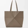 Yumuşak Damarlı Dana Derisinden Orta Boy Yatay Puzzle Fold Tote Çantası Yumuşak Damarlı Dana Derisinden Orta Boy Yatay Puzzle Fold Tote Çantası